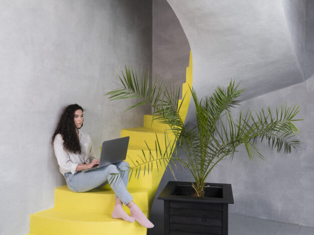 woman-sitting-stairs-using-laptop woman-sitting-stairs-using-laptop